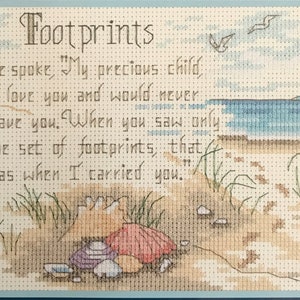 Wzór do haftu krzyżykowego Footprints Counted Cross Stitch w formacie PDF do pobrania w czerni i bieli. Wzór DMC Dimensions BRAK ZESTAWU 5x7