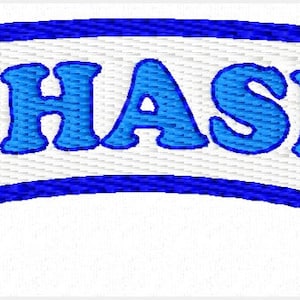 Puede incluir: Parche bordado con forma de hueso de perro, con el nombre "CHASE" en azul, delineado en azul más oscuro. El hueso es blanco con un borde azul, ideal para accesorios para mascotas.