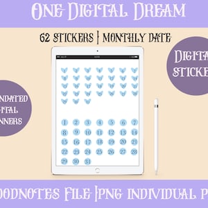 Könnte beinhalten: Ein digitales Planer-Sticker-Set mit 62 blauen und weißen Stickern mit den Zahlen 1-31 in Herz- und Kreisform. Die Sticker sind auf einem Tablet-Bildschirm angezeigt und mit "62 Sticker | Monthly Date" und "Goodnotes File | PNG Individual PNG" beschriftet.