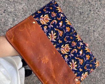 Funda personalizada de cuero genuino para MacBook Air y Pro de 13", 14", 15" y 16" / Funda para MacBook con relieve / Cubierta de cuero / M1 M2 M3 M4