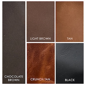 Puede incluir: Una cuadr&iacute;cula de cinco muestras de cuero etiquetadas con sus respectivos colores: Chocolate Brown, Light Brown, Tan, Crunch Tan y Black. Cada muestra presenta una textura y tono distintos, desde tonos oscuros lisos hasta un acabado r&uacute;stico y texturizado.