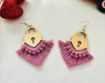 Boucles d’oreilles Macramé Padlock, Boucles d’oreilles Saint-Valentin, Belles boucles d’oreilles de cadenas, Boucles d’oreilles Galentines, Boucles d’oreilles à franges, Cadeau de Saint-Valentin