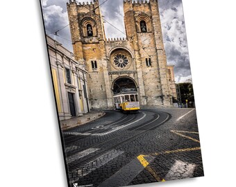 Fotografía de la Catedral de Lisboa y el tranvía nº 28, Portugal.