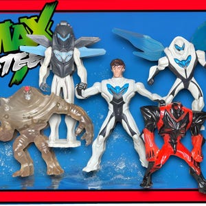 Puede incluir: Cinco figuras de acción de la línea de juguetes Max Steel. Las figuras están todas en diferentes poses y están hechas de plástico. Las figuras llevan todas trajes de diferentes colores. Las figuras están todas de pie sobre un fondo azul.