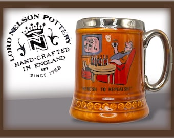 Jarra de cerveza vintage de cerámica Lord Nelson: dibujo animado "¡Aquí se repite!", 1975