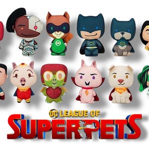 Może przedstawiać: Kolekcja pluszowych zabawek przedstawiających postacie z DC League of Super-Pets. Zabawki obejmują The Flash, Cyborga, wiewiórkę, Batmana, psa, Wonder Woman, Supermana, świnię, żółwia, nietoperza, psa i Green Lantern.