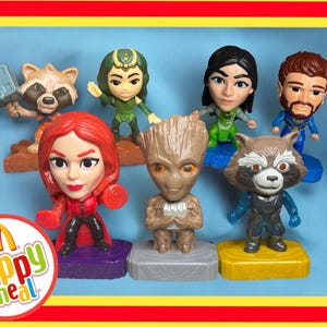 Puede incluir: Un conjunto de siete figuras de plástico de colores de personajes del Universo Cinematográfico Marvel. Los personajes incluyen Rocket Raccoon, Gamora, Groot, Nebula, Drax y dos versiones de Star-Lord. Las figuras están todas de pie sobre pequeñas bases de plástico. Las figuras forman parte de una promoción de Happy Meal.