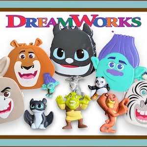 Puede incluir: Una colección de juguetes de personajes de DreamWorks, que incluyen Shrek, el Gato con Botas, el Burro, un troll, un panda, un gato negro y una cebra. Los juguetes están hechos de plástico y tienen un estilo de dibujos animados.