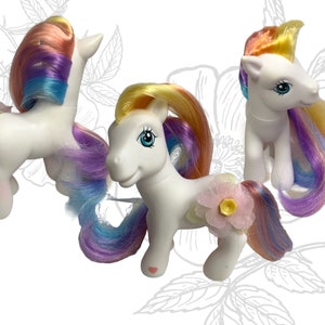 Daffidazey White 3D Floral G3 My Little Pony Magnetic Foot 2006 Hasbro