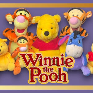 Könnte beinhalten: Eine Gruppe von Winnie Puuh Plüschtieren, darunter Winnie Puuh, Tigger, Eeyore und Ferkel. Die Spielzeuge lächeln alle und haben einen freundlichen Ausdruck. Der Hintergrund ist lila.