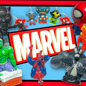 Op de afbeelding: Een verzameling Marvel-superheldenfiguren, waaronder Spider-Man, Hulk, Black Panther, Captain America en Venom. De figuren staan in verschillende poses en zijn gemaakt van plastic. Het woord "MARVEL" staat in grote letters op een rode en blauwe achtergrond.