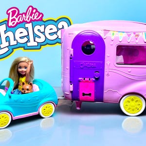 Conjunto de auto y caravana Barbie Chelsea con perro de muñeca y - Main Image