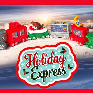 Puede incluir: Un tren de juguete con una locomotora negra, vagones rojos, verdes y grises, y un furgón de cola verde. El tren está decorado con detalles de bastón de caramelo y las palabras "Holiday Express".