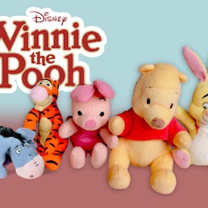 Könnte beinhalten: Ein Set mit fünf Winnie Puuh Plüschtieren. Die Spielzeuge beinhalten Winnie Puuh, Ferkel, Tiger, Esel und Kaninchen. Die Spielzeuge sitzen alle und sind aus weichem, plüschem Material gefertigt.