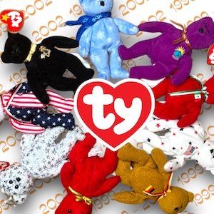 Puede incluir: Una colección de Ty Beanie Babies, que incluye un oso azul con un patrón de copo de nieve, un oso morado con un diseño de globo terráqueo, un oso rojo con una bandera mexicana, un oso blanco con estrellas y rayas, un oso marrón con una bandera alemana, un oso negro con una cadena dorada y un oso blanco con un patrón de copo de nieve. Los osos están todos dispuestos en un círculo alrededor de un corazón rojo con la palabra "ty" en letras blancas.