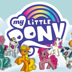 Può includere: Una collezione di figurine colorate di My Little Pony. I pony sono in vari colori, tra cui rosa, verde acqua, giallo e bianco. Il logo My Little Pony con un arcobaleno è sullo sfondo.