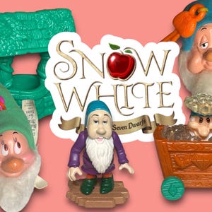 Può includere: Una collezione di giocattoli vintage di Biancaneve e i Sette Nani. L'immagine include le figure dei nani, un pozzo dei desideri e un carrello da miniera. Il logo di Biancaneve è al centro.