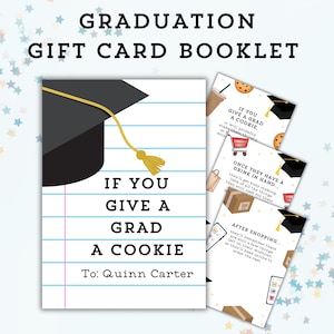Op de afbeelding: Een afstudeer-cadeaukaartenboekje met een zwarte afstudeerhoed met gouden kwastje op een achtergrond van gelinieerd papier. De omslag bevat de tekst "IF YOU GIVE A GRAD A COOKIE" en "To: Quinn Carter". Extra pagina's tonen illustraties van koekjes, drankjes en winkelwagentjes.