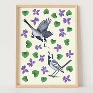 Puede incluir: Una ilustración enmarcada de dos lavanderas con marcas negras, posadas en una rama con flores moradas. El fondo es verde claro con un patrón de flores moradas y hojas verdes.