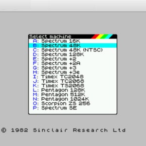 Può includere: Uno schermo di computer che mostra un menu di opzioni per selezionare un modello di computer. Le opzioni includono Spectrum 16K, Spectrum 48K, Spectrum 128K e altro ancora. Il testo "Select machine" è in cima al menu. L'avviso di copyright "© 1982 Sinclair Research Ltd" è in fondo allo schermo.