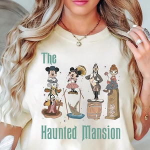 Camiseta de Halloween de Disney Comfort Colors, mansión embrujada, camiseta de Mickey y sus amigos, camiseta vintage de temporada espeluznante, regalo de fiesta de Halloween de Disneyland