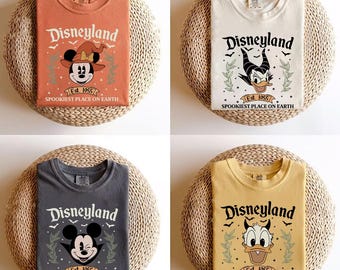 Camiseta de Halloween de Disneyland: El lugar más espeluznante de la Tierra. Camiseta de Mickey, Minnie, Donald, Goofy y Pluto. Camiseta familiar de Disney a juego. Traje de viaje de otoño de 1955.