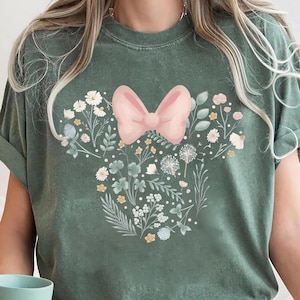 Camiseta floral da Minnie Mouse, cores confortáveis, festival de jardim, camiseta da Disney, camiseta com laço da Minnie, presente floral da Disney para jardineiras, mulheres ou meninas