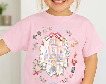 Maglietta natalizia Disney Coquette Bow, maglietta natalizia con castello di Topolino, maglietta natalizia con lo Schiaccianoci, maglietta natalizia con castello magico Disney, viaggio nel mondo Disney, maglietta natalizia in regalo
