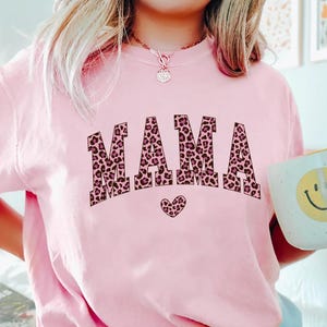 Retro Mama Shirt Pink Leopard Mom Tee Comfort Colors Mother Life Shirt In My Mom Era Graphic T Shirt Unique Mothers Day Gift for Her