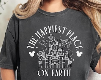 Koszulka Najszczęśliwsze miejsce na Ziemi Koszulka Disney Zamek Fajerwerki Koszulka Magic Kingdom Rodzinne wakacje Koszulka pasująca do Disney World Trip Pomysł na prezent Koszulka