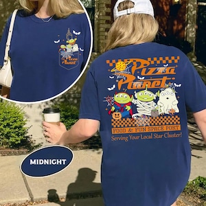 Toy Story Pizza Planet Halloween shirt front design with three green aliens dressed as devil mummy and ghost holding candy, featuring vintage Disney Halloween style for Not So Scary Party or Disneyland trip. Pizza Planet Halloween claw machine pocket design on the back of shirt with Toy Story aliens in costumes and spooky spiderweb, perfect for Disney family matching Halloween outfit and Mickey’s Not So Scary event.