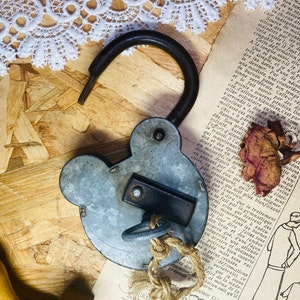 Candado antiguo de zinc y galvanizado con llave, hierro francés, Francia, con grillete, decoración rústica, vintage, funcionando.
