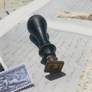 Selo de madeira antigo – Iniciais L.R – com restos de cera vermelha – Selo vintage do século XIX / início do século XX