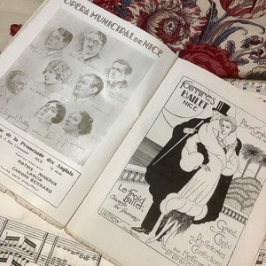 Op de afbeelding: Een zwart-witte illustratie van een vrouw die een bontjas en een hoed draagt. De illustratie is voor een advertentie voor een bontwerker genaamd "Le Froid Ballet" in Nice, Frankrijk. De tekst "Grand Choix en Pelleteries Confections aux Meilleurs Prix 57-59-61-Qual Pasteur" is ook opgenomen in de advertentie.