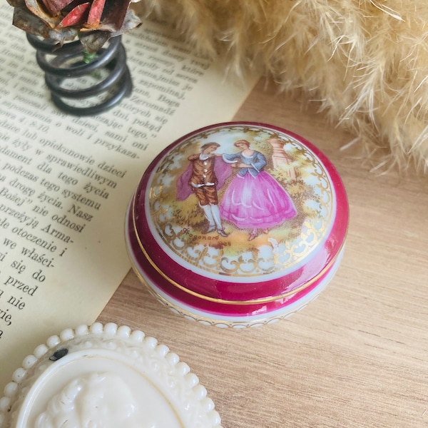 Jolie petite boite en porcelaine, décor galant, Limoges France, signé Fragonard vintage, boite à bijoux, bibelot, ancien