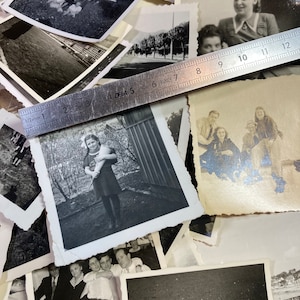 Viele kleine Fotos, Vintage-Schnappschuss von Familien und Kindern, 15.10.20 schwarz-weiß, Umgebung von 1930, Scrapbooking, Junk Journal, Collage, Kunst Bild 6