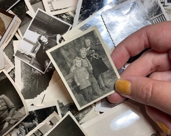 Veel kleine foto's, vintage momentopname van gezinnen en kinderen, 15/10/20 zwart-wit, omgeving uit 1930, scrapbooking, junk journal, collage, kunst