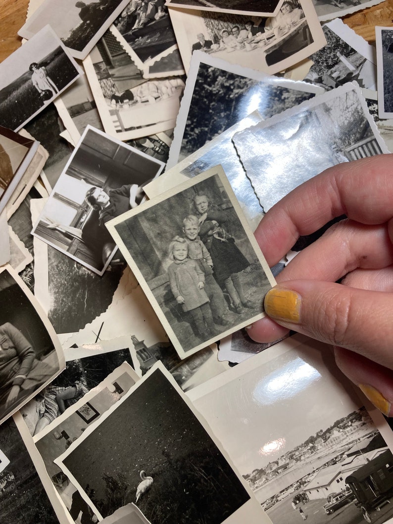 Lot de petites photos, snapshot Vintage familles et enfants,10/15/20 noir et blanc, 1930 environs, scrapbooking, junk journal, collage, art image 1