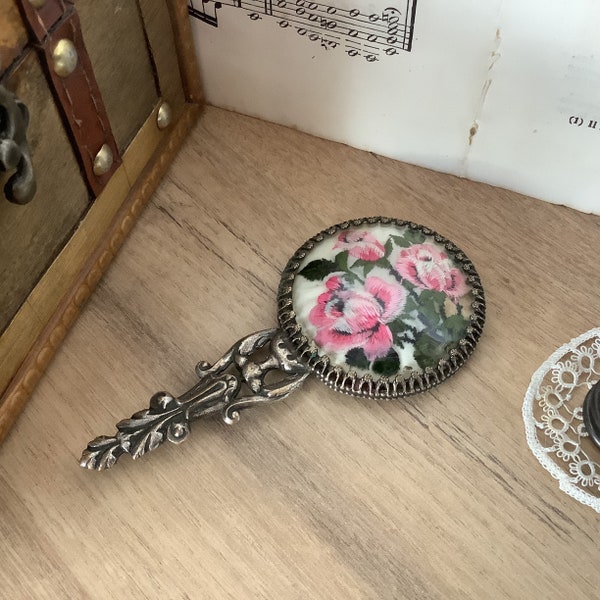 Petit miroir à main en métal et broderies, décors fleuri, vintage