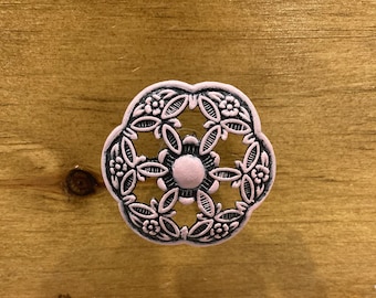 Bouton de meuble floral rose : matériel shabby chic peint à la main