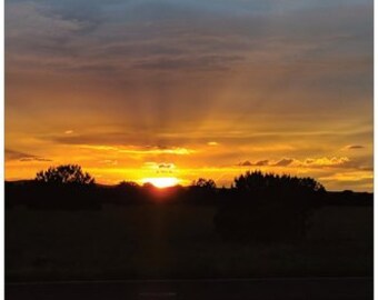 Puede incluir: Una hermosa puesta de sol sobre un campo con el texto "Daylight turns to dark, Burdens fade to restful calm, Beautiful sunset."