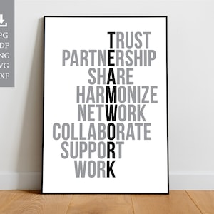 Op de afbeelding: Zwart-wit typografieposter met het woord "TEAMWORK" dat verticaal is gespeld met de woorden "TRUST", "PARTNERSHIP", "SHARE", "HARMONIZE", "NETWORK", "COLLABORATE", "SUPPORT" en "WORK".