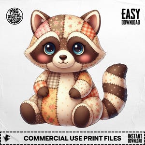 Könnte beinhalten: Illustration eines niedlichen Waschbären mit Patchwork-Design. Der Waschbär hat große blaue Augen, braune Markierungen und einen gestreiften Schwanz. Das Design beinhaltet Blumen- und Karomuster. Der Text im Bild lautet "PNG DIGITAL DESIGN", "EASY DOWNLOAD", "COMMERCIAL USE PRINT FILES" und "INSTANT DOWNLOAD".