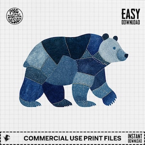 Op de afbeelding: Illustratie van een lopende beer, gemaakt van denim patches in verschillende blauwtinten. De beer heeft een lichtblauwe kop en een lichaam gemaakt van donkerblauwe patches. De afbeelding bevat de tekst "PNG DIGITAL DESIGN" en "EASY DOWNLOAD".