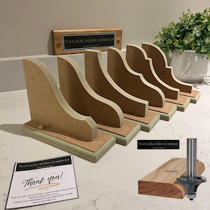 May include: Six wooden shelf brackets with a curved design, in a light brown finish with a green base. The image includes a sign reading "NATURAL WOOD COMPANY" and a thank you card. Each bracket is approximately 20 cm in length.