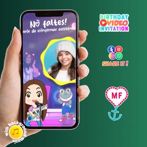 Puede incluir: Un tel&eacute;fono inteligente muestra una invitaci&oacute;n de video de cumplea&ntilde;os con el texto "No faltes!" y "avor de confirmar asistenci". La pantalla muestra una ni&ntilde;a con un gorro blanco, personajes de dibujos animados e iconos de redes sociales. El texto incluye "BIRTHAY VIDEO INVITATION" y "SHARE IT!"