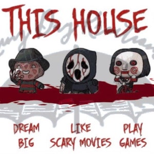 Może przedstawiać: Białe tło z tekstem "IN THIS HOUSE WE" w kolorze czerwonym. Pod tekstem znajduje się pięciu kresk&oacute;wkowych bohater&oacute;w z film&oacute;w grozy. Bohaterowie to Michael Myers, Freddy Krueger, Ghostface, Jigsaw i Jason Voorhees. Pod bohaterami znajduje się pięć zwrot&oacute;w: "LOVE FAMILY", "DREAM BIG", "LIKE SCARY MOVIES", "PLAY GAMES" i "LOVE FRIDAY".