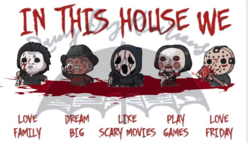 Może przedstawiać: Białe tło z tekstem "IN THIS HOUSE WE" w kolorze czerwonym. Pod tekstem znajduje się pięciu kresk&oacute;wkowych bohater&oacute;w z film&oacute;w grozy. Bohaterowie to Michael Myers, Freddy Krueger, Ghostface, Jigsaw i Jason Voorhees. Pod bohaterami znajduje się pięć zwrot&oacute;w: "LOVE FAMILY", "DREAM BIG", "LIKE SCARY MOVIES", "PLAY GAMES" i "LOVE FRIDAY".