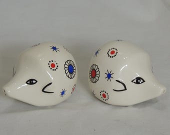 Cute Hedgehogs ANTHROPOMORPHIC Salt & Pepper Shakers VTG 90s Ceramic Very Rare Kitsch Red White Blue Retro Flower Motif Kitchen Collectables