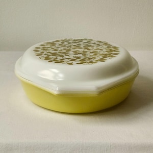 VTG 1960s Pyrex Divided Casserole Dish With Lid 1 Qt Verde Olive Pattern Mid Century Retro Kitchenware Cottagecore Milk Glass Made in USA